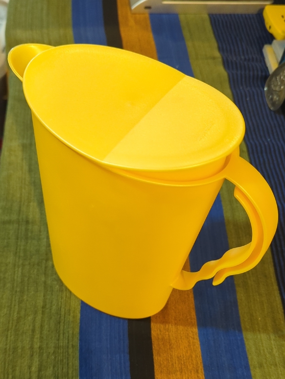Tupperware Bright Yellow Pouring Pitcher with Contoured Handle & Rocker Top 2.1L